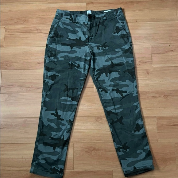 GAP Women’s Camouflage Pants - Picture 1 of 6